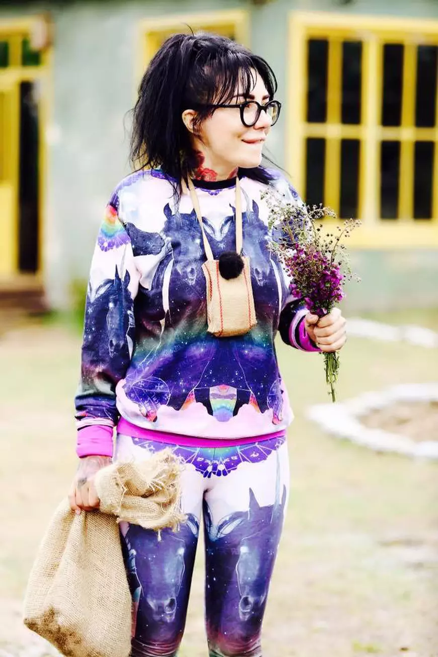 DJ Wanda a renunțat la regimul alimentar- DJ Wanda cu un sac de cartofi în mână își ia rămas bun de la nea Rață