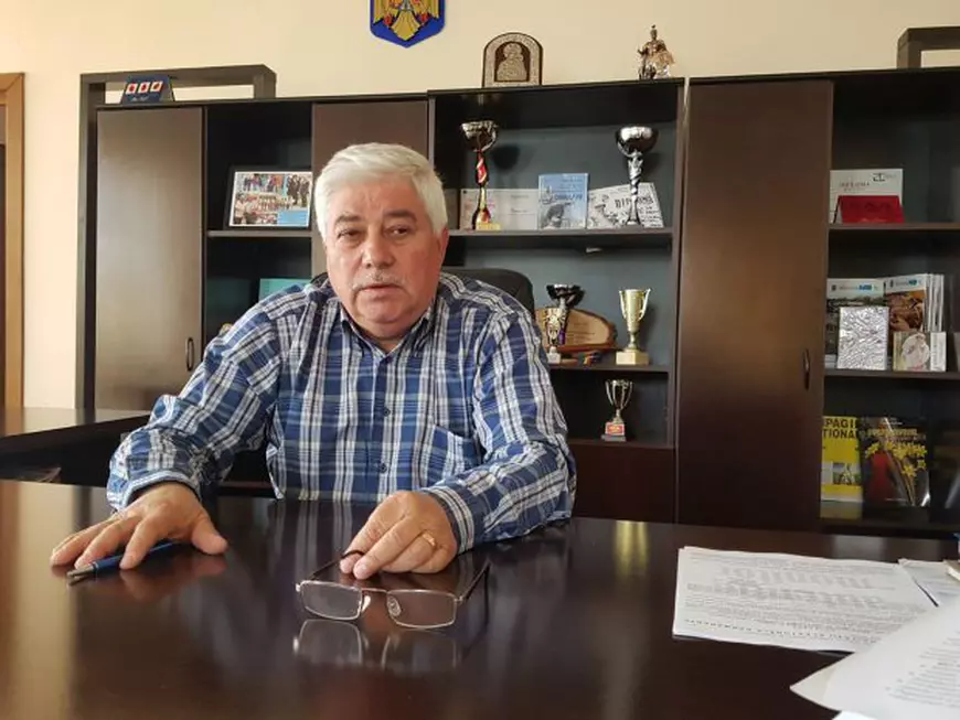 FOTO / Primarul din Dăbuleni vrea autobuze electrice și stații pe străzile încă neasfaltate ale orașului