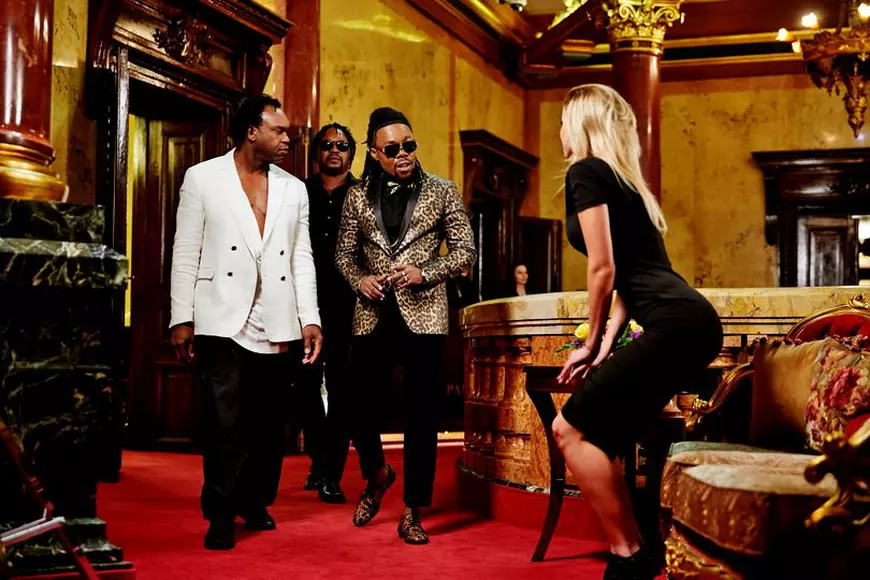 EXCLUSIV/ Cândva celebru artist, Dr. Alban face naveta Stockholm-București la clasa economică! Pentru amatorii de băgat în seamă, poartă numele său pe hanorac