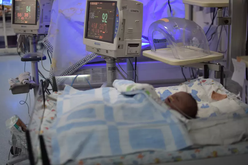 Un nou-născut se luptă pentru viaţă la Institutul Mamei si Copiului din Chisinau