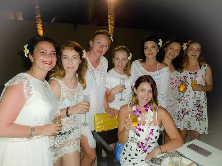 Ela Craciun in Thailanda, pe plaja, al[turi de prieteni