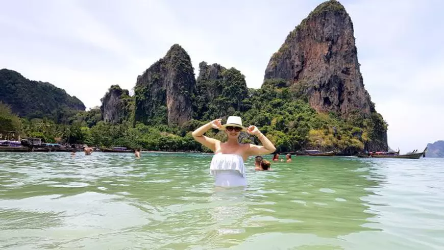 Ela Crăciun a petrecut ziua de naștere în Thailanda. Petrecere surpriză pe plaja cu nisip fin