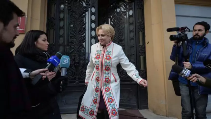 Ia tradițională românească, promovată de politicieni. Cum a ajuns costumul popular să fie admirat în toată lumea