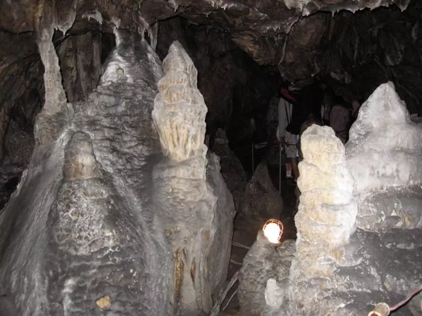 FOTO / România călătoare: Peștera Muierii, locul cu istorie de zeci de mii de ani și adăpostul femeilor și copiilor în vreme de război