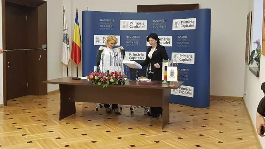 Ia tradițională românească, promovată de politicieni. Cum a ajuns costumul popular să fie admirat în toată lumea