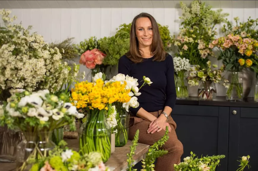 Prințul Harry și Meghan Markle au ales aranjamentele florale de la nuntă. Florita Philippa Craddock într-o încăpere plină cu flori