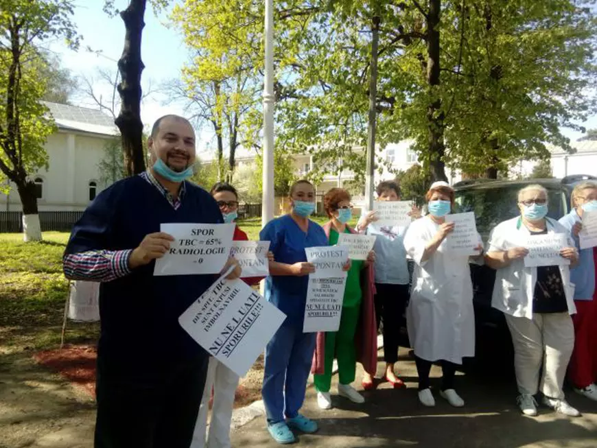 Protest la Spitalul de Pneumoftiziologie din Galaţi: "Bacilul Koch e cu noi"