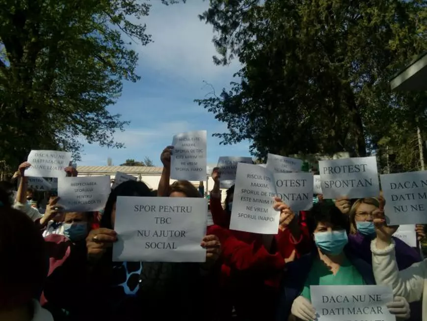 Protest la Spitalul de Pneumoftiziologie din Galaţi: "Bacilul Koch e cu noi"
