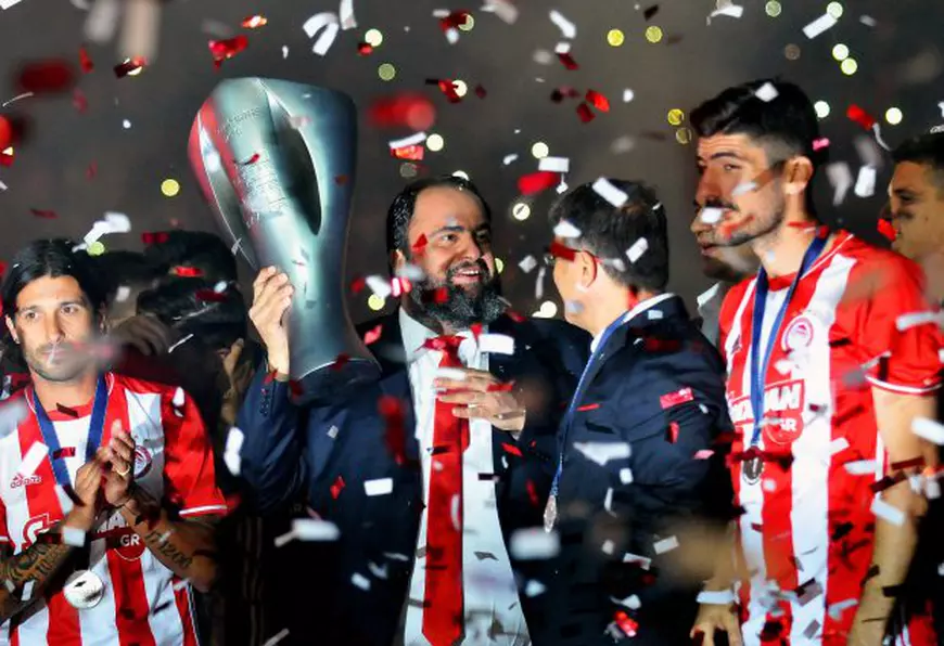 Evangelos Marinakis, patronul clubului de fotbal Olympiakos, și-a amendat echipa cu 400.000 de euro. ”Vă interesează doar casele și mașinile”