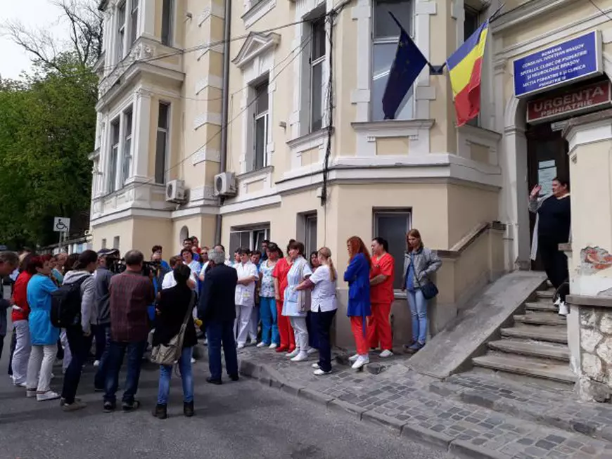 Protest spontan la Spitalul de Psihiatrie Braşov. Câţiva infirmieri au oprit lucrul/ FOTO