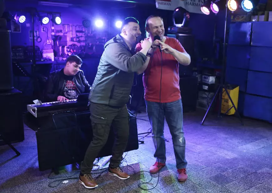 VIDEO EXCLUSIV. Când jazz-ul ”se împrietenește” cu maneaua. Duet de senzație Dan Blueman vs. Liviu Guță