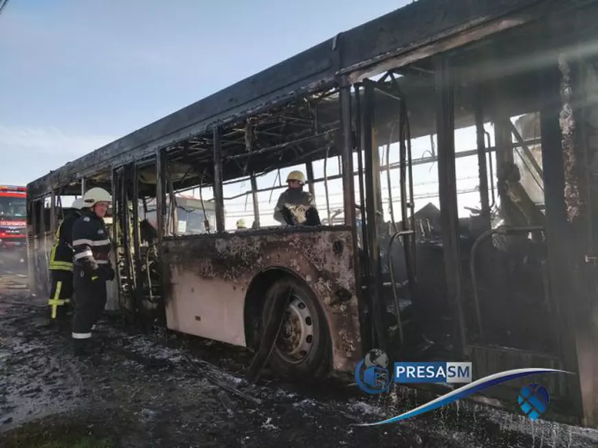 Autobuz în flăcări la Satu Mare. Pompierii au intervenit de urgență