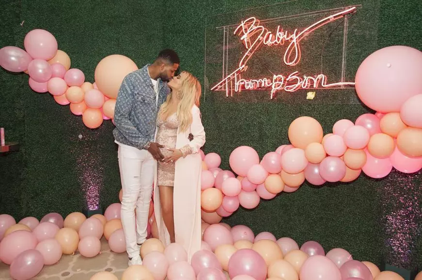 Khloe Kardashian a respectat tradiția clanului Kardashian-Jenner de a le da copiilor nume cât mai ciudate și și-a numit fetița True (în limba română - ”Adevărat”). Dar și alte staruri au ales să își boteze copiii cu nume neobișnuite. Iată un top cu cele mai ciudate nume ale copiilor de vedete internaționale.. Khloe Kardashian și Tristan Thompson