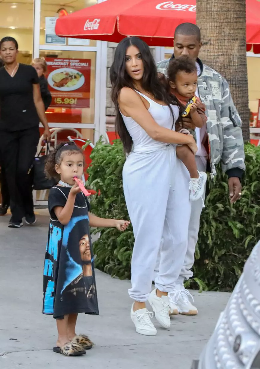 cele mai ciudate nume ale copiilor de vedete internaționale . Kim Kardashian cu North și Saint