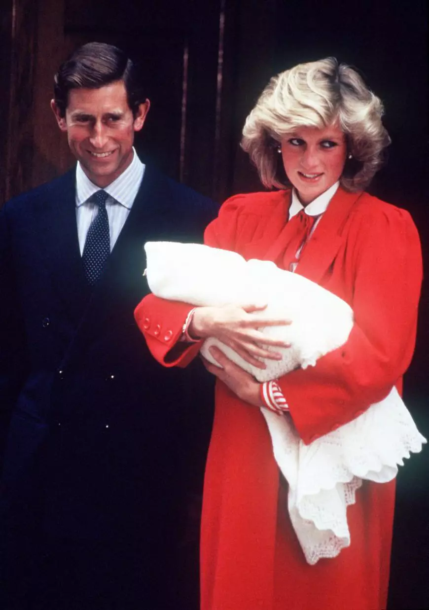 Kate Middleton a purtat o rochie asemănătoare cu a prințesei Diana la ieșirea din spital