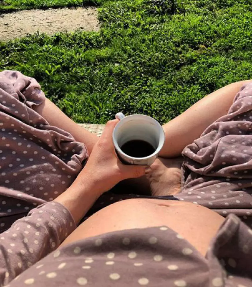 Laura Cosoi, în pijama la iarbă verde. Actrița și-a expus la soare burtica de gravidă