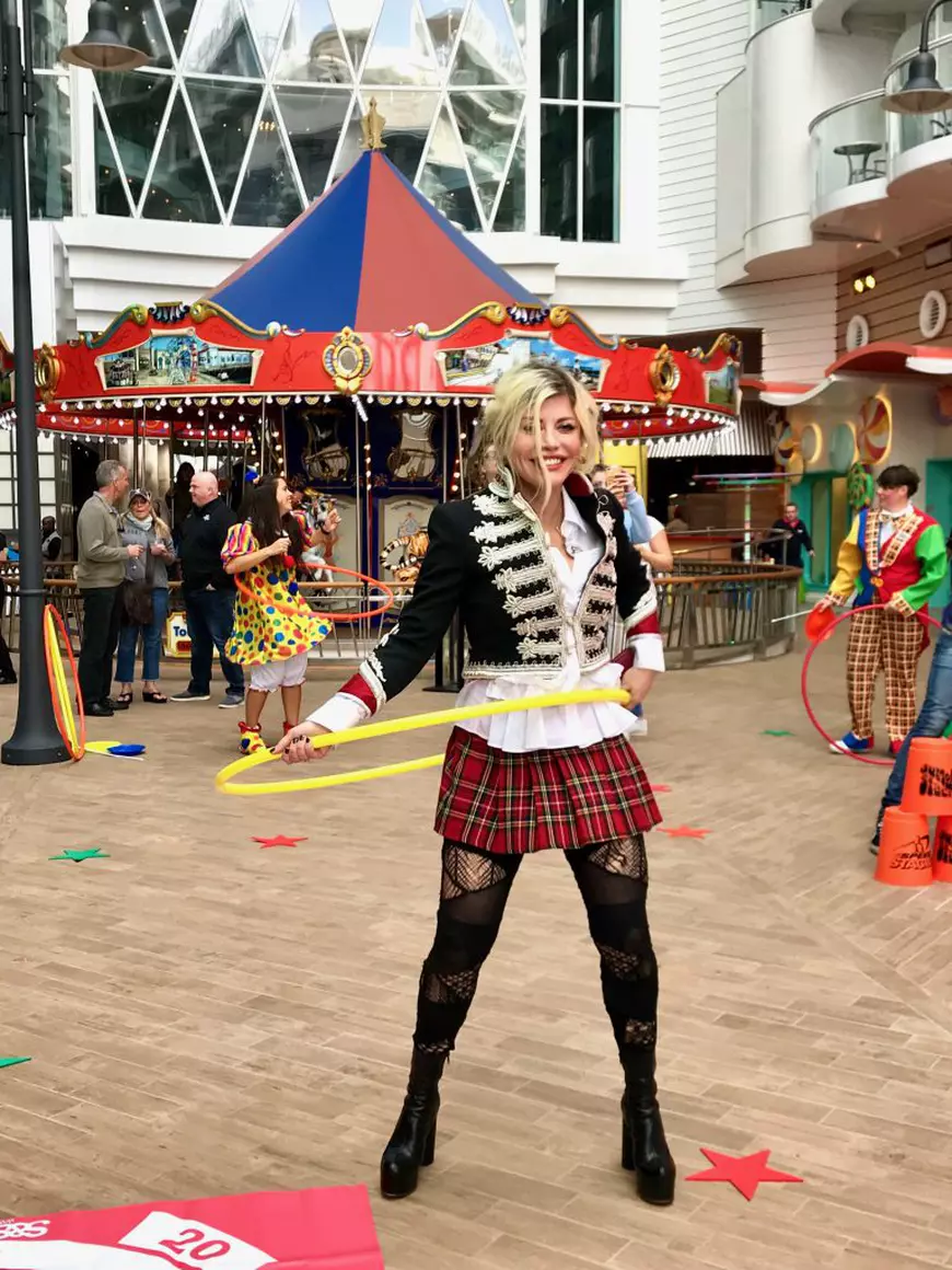 Loredana Groza a petrecut pe cel mai mare vas de croazieră din lume- Loredana executa mișcări de gimnastică ritmică cu un cerc