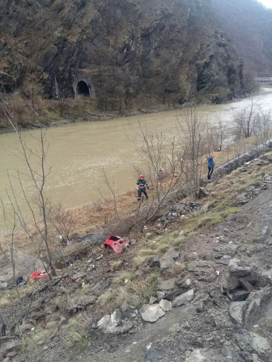 UPDATE: Accident pe Valea Oltului în Duminica de Florii. Părinții fetei de 13 ani, găsiți morți
