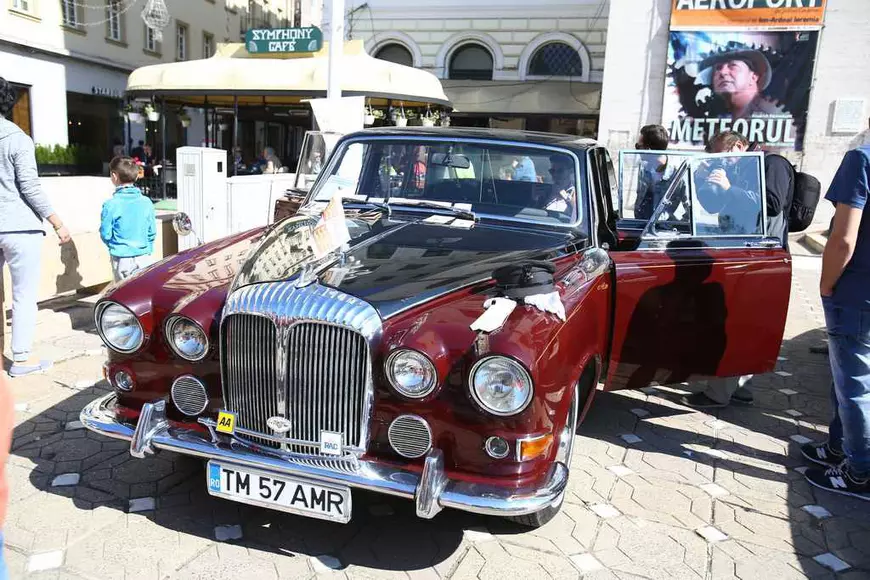 GALERIE FOTO/ Retroparada primăverii la Timișoara. Printre vedete, o mașină cu care a mers mama reginei Angliei