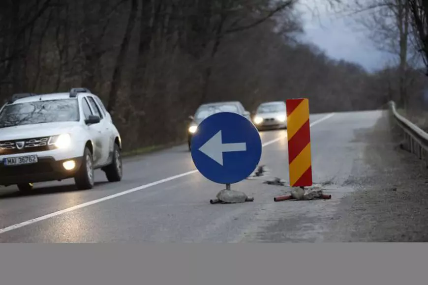 Drumul Național 10 Buzău-Brașov este serios afectat de alunecările de teren. Drumul este surpat în 25 de puncte