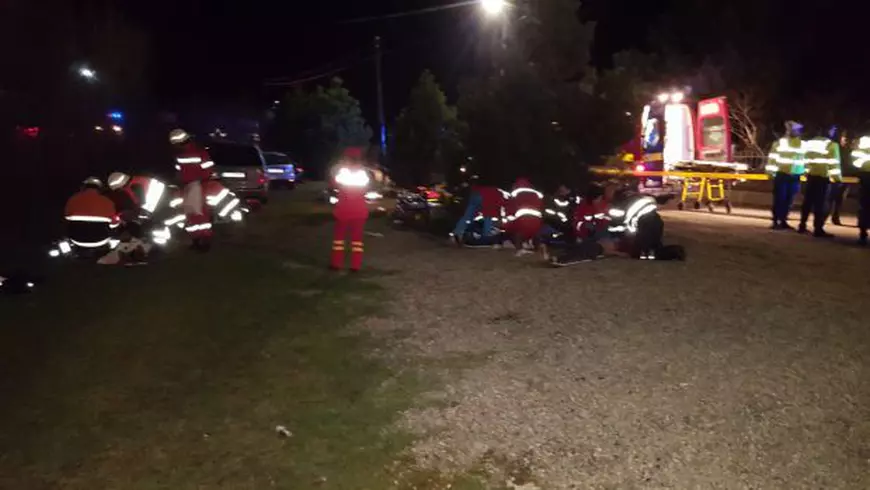 Medicii încearcă, fără succes, să resusciteze șapte dintre cele nouă persoane căzute în râul Bistrița, odată cu duba în care se aflau