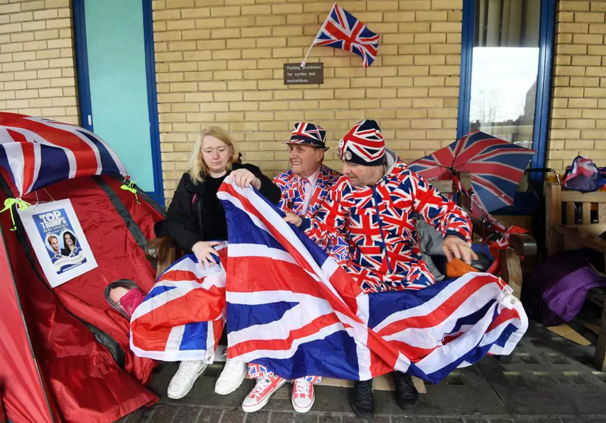 GALERIE FOTO| Cum așteaptă britanicii venirea pe lume a celui de-al treilea copil al ducilor de Cambridge