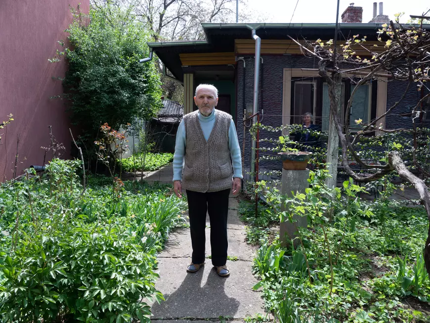 Veteranul Ştefan Grosu, in curtea casei sale 