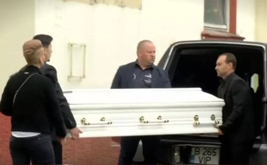 Sicriul cu trupul neînsuflețit al Ionelei Prodan a fost depus la capela Cimitirului Bellu. Acesta este de culoare albă