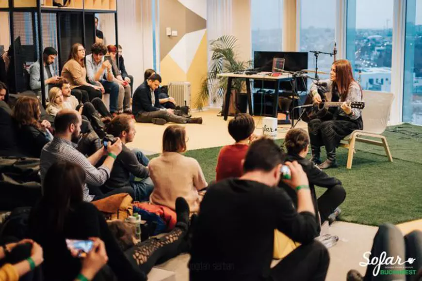 EXCLUSIV/Concerte care nu știi unde au loc și la care nu știi cine cântă! SoFAR, trendul care a înnebunit Europa, a ajuns în România