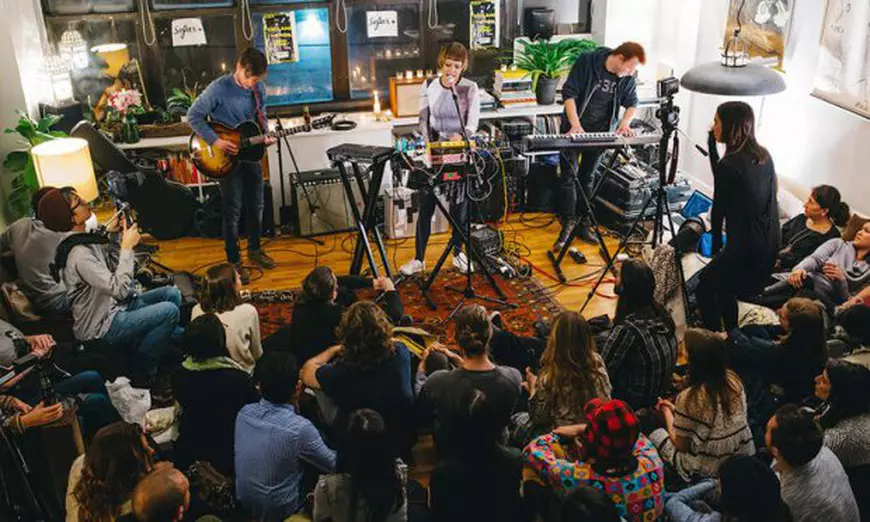 EXCLUSIV/Concerte care nu știi unde au loc și la care nu știi cine cântă! SoFAR, trendul care a înnebunit Europa, a ajuns în România