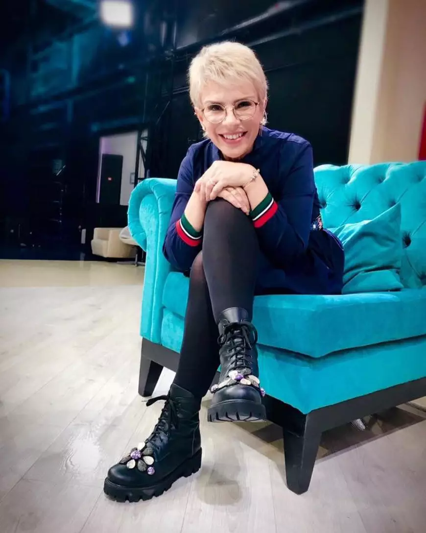 Teo Trandafir nu gătește- Teo pe canapea în platoul emisiunii TeoShow