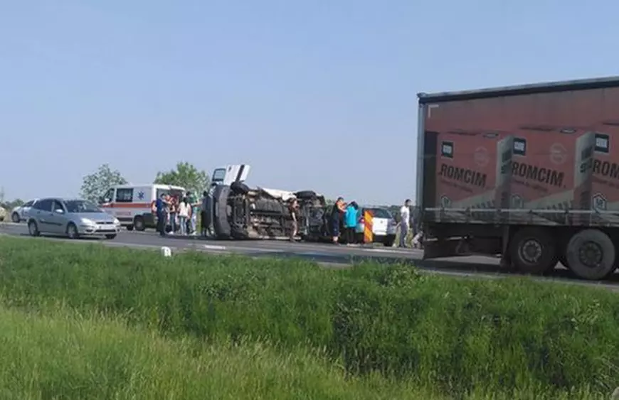 Grav accident la marginea Timișoarei, cu 7 răniți. Un șofer de microbuz a ratat urcarea pe centură