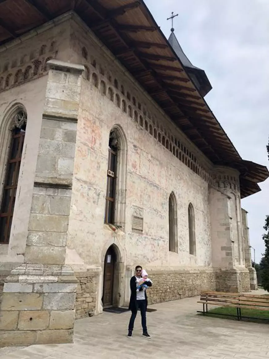 Liviu Vârciu și-a dus fetița la biserică. Ce frumoasă este Anastasia.  “Vă pupăm de la Suceava”