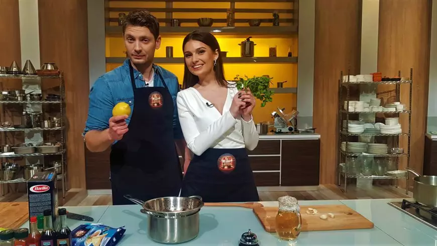Vali Butnaru și Olivia Păunescu, de la pupitrul de știri, în bucătăria Chefi la cuțite