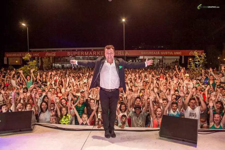 VIDEO/ Adrian Enache cântă în patru limbi la nunți. Spune că așa și-ar fi crescut cota!