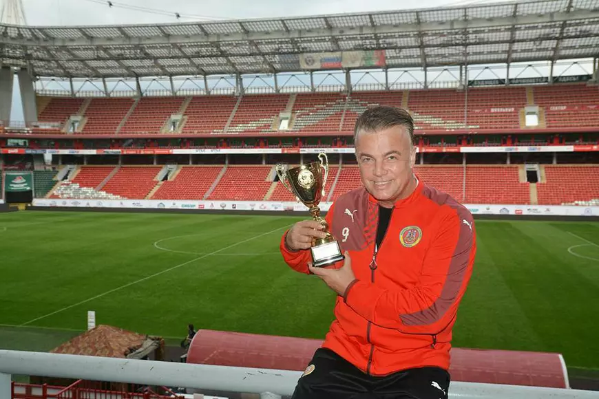 La 52 de ani, Adrian Enache se retrage din activitate! A predat banderola de căpitan al Naționalei de Fotbal a Artiștilor