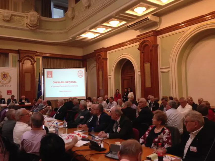 REPORTAJ. Dragnea şi Dăncilă, în uralele pensionarilor PSD. „Ghioceii de la tâmplele voastre, un model de viaţă”