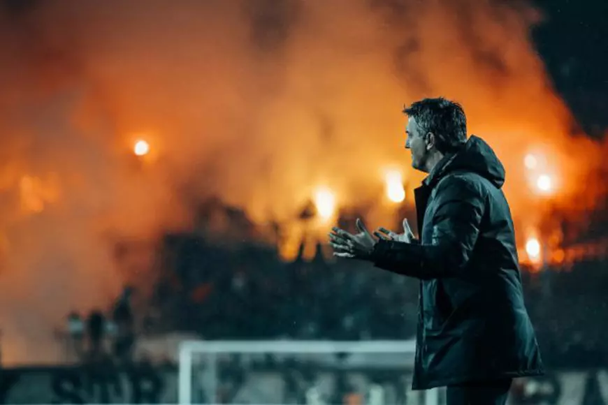 Legia Varșovia a câștigat campionatul Poloniei 2018, după ce meciul din ultima etapă a fost abandonat. Fanii lui Lech, echipa lui Răduț, au aruncat cu torțe și au intrat pe teren / VIDEO