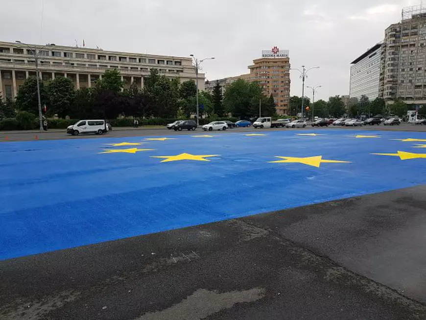 Un steag uriaş al Uniunii Europene a fost pictat, cu vopsea specială, pe asfaltul din faţa Guvernului