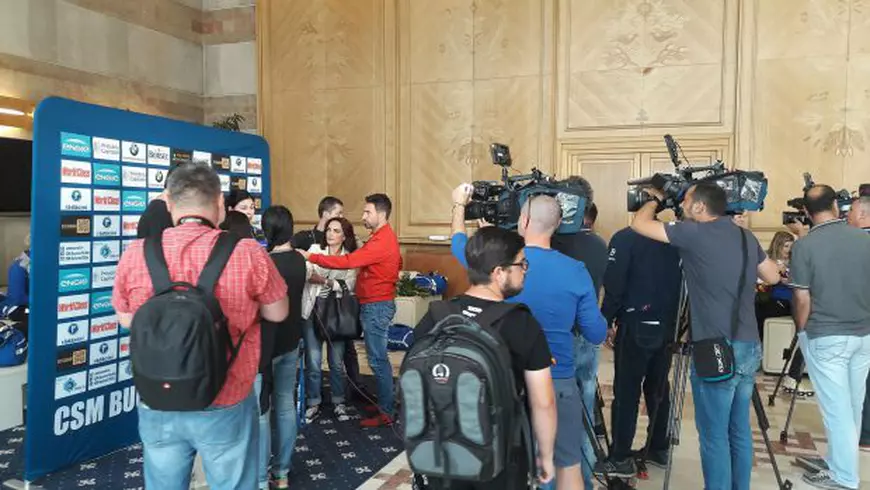 CSM București a sosit în București. Campioanele României, primite la Salonul Prezidențial, dar uitate în aeroport. Sosire tristă! Antrenorul Per Johansson a stat retras. Cine e ”Genghis-Han”! | FOTO&VIDEO