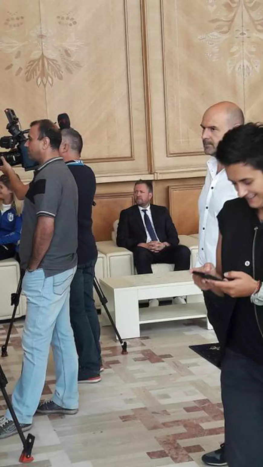 CSM București a sosit în București. Campioanele României, primite la Salonul Prezidențial, dar uitate în aeroport. Sosire tristă! Antrenorul Per Johansson a stat retras. Cine e ”Genghis-Han”! | FOTO&VIDEO