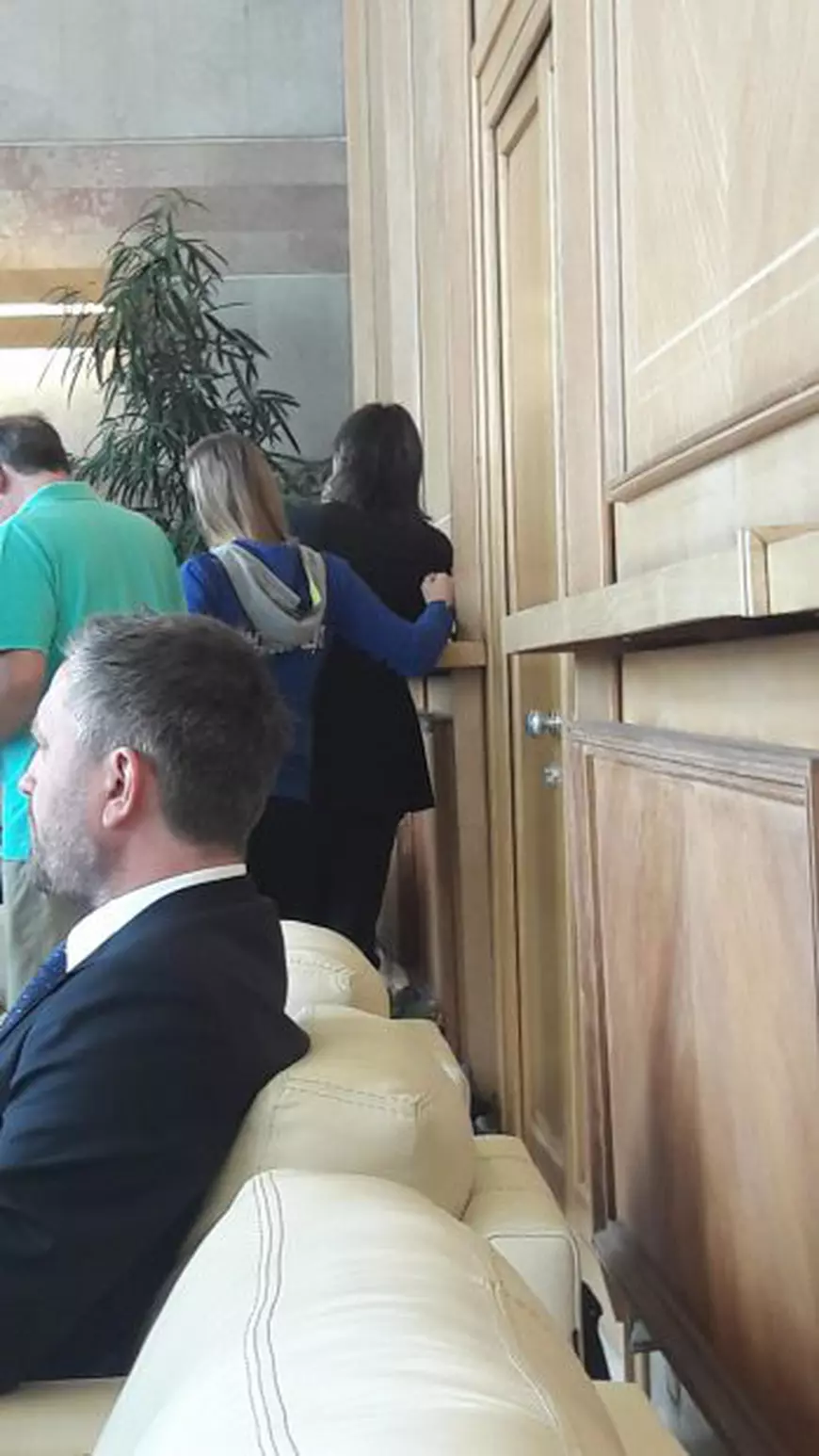 Majda Mehmedovic, în tandrețuri cu Adrian Vasile. L-a mângâiat pe plete pe”secundul” CSM-ului chiar în Salonul Oficial. Fumuri după aterizare