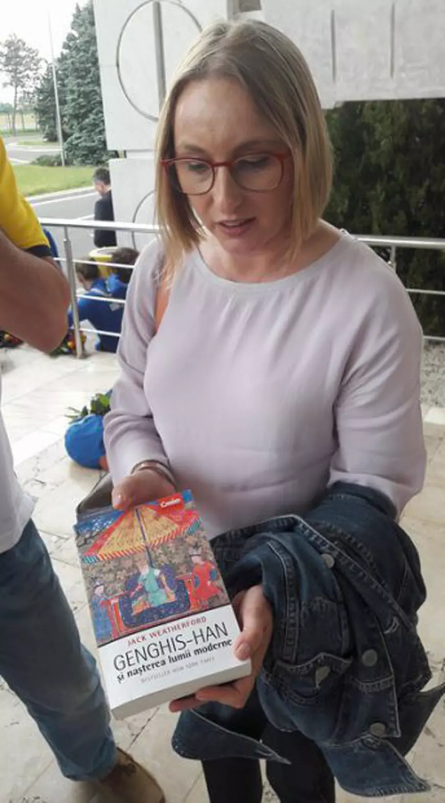 CSM București a sosit în București. Campioanele României, primite la Salonul Prezidențial, dar uitate în aeroport. Sosire tristă! Antrenorul Per Johansson a stat retras. Cine e ”Genghis-Han”! | FOTO&VIDEO