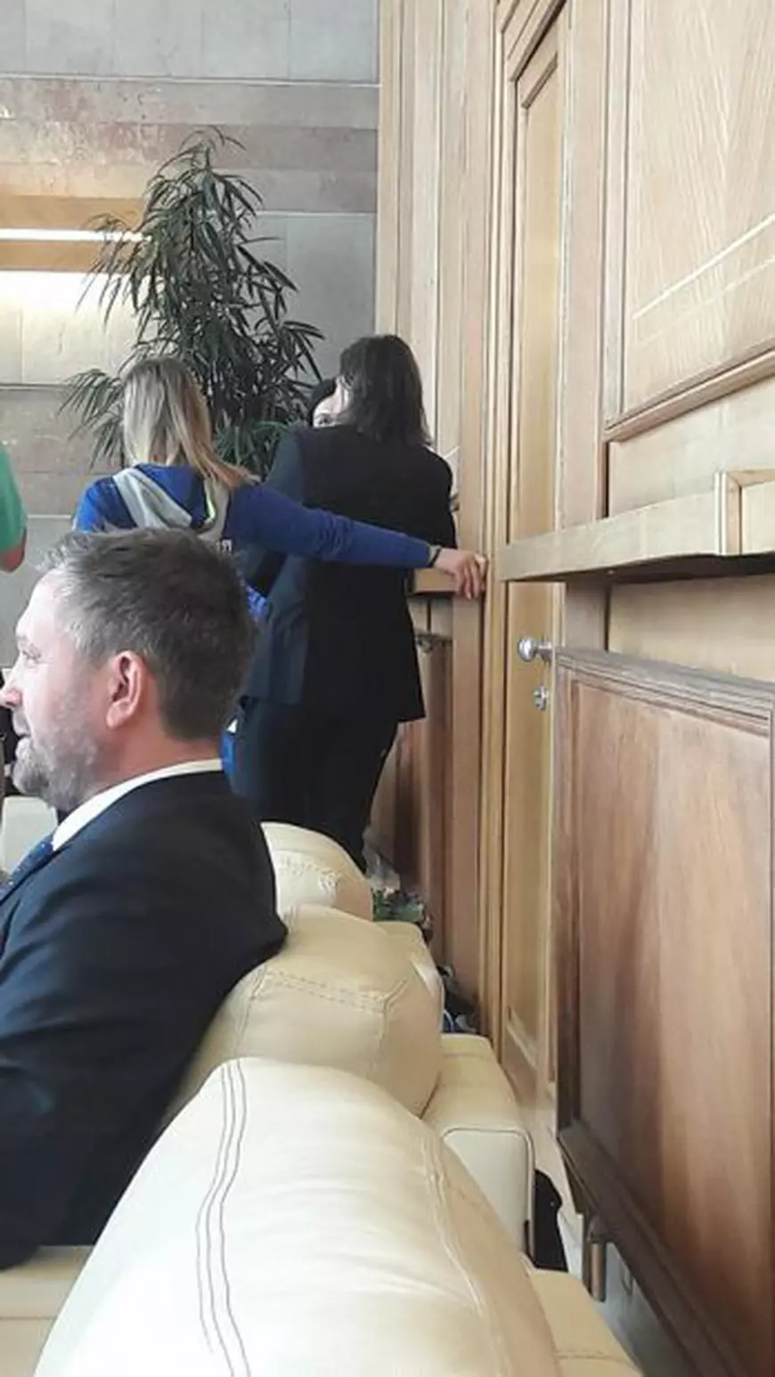 CSM București a sosit în București. Campioanele României, primite la Salonul Prezidențial, dar uitate în aeroport. Sosire tristă! Antrenorul Per Johansson a stat retras. Cine e ”Genghis-Han”! | FOTO&VIDEO