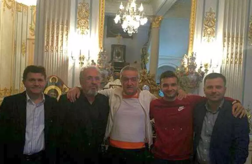 Kamer Qaka a semnat cu FCSB! Qaka (al doilea din dreapta), lângă Gigi Becali, chiar dacă acesta vrea să inducă ideea că „patron” este Vasi