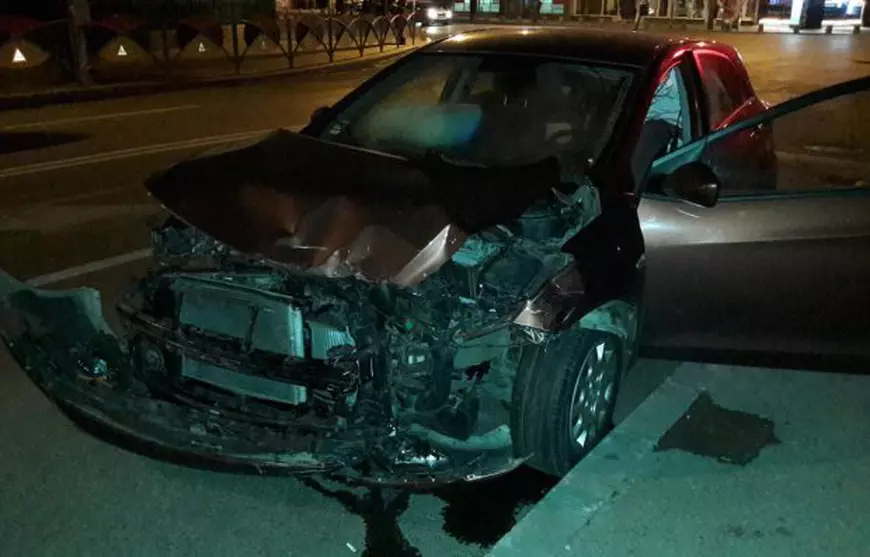 O soferiță a lovit o mașină Uber, lângă Parcul Cișmigiu. Imagini cu accidentul