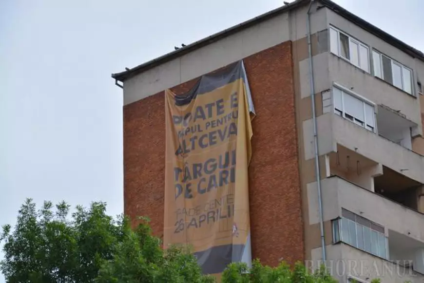 Blocul de pe care alpinistul utilitar din Oradea trebuia să coboare un banner publicitar