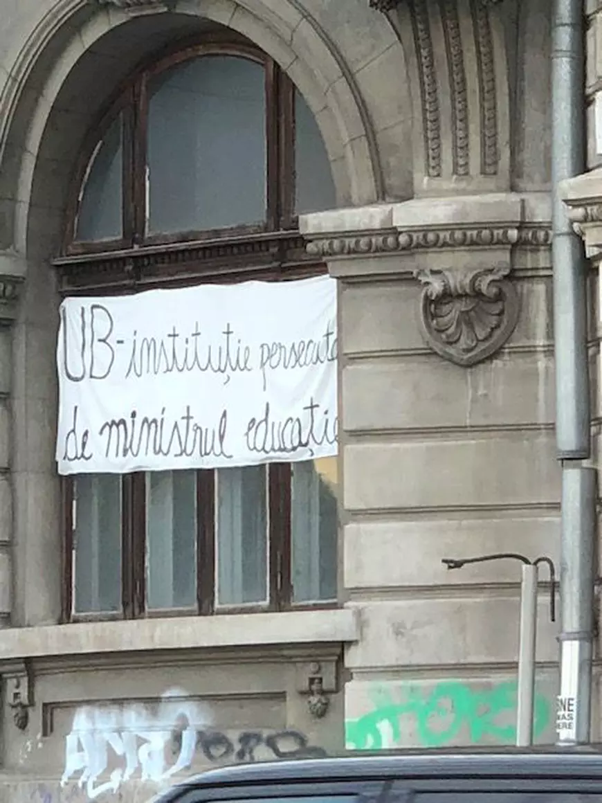 Banner afișat pe clădirea Universității din București