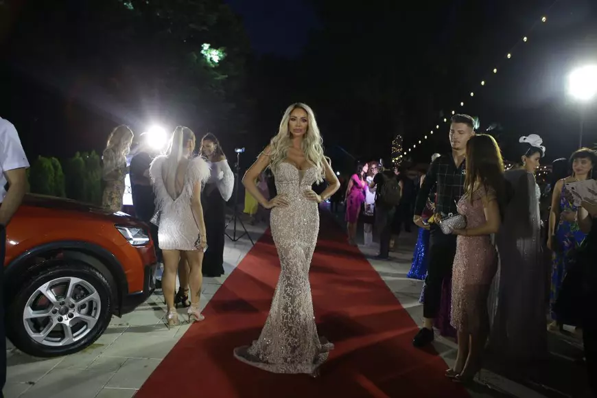 FOTO/ Bianca Drăgușanu, apariție de senzație la VIVA! Party 2018. Rochie transparentă și decolteu generos