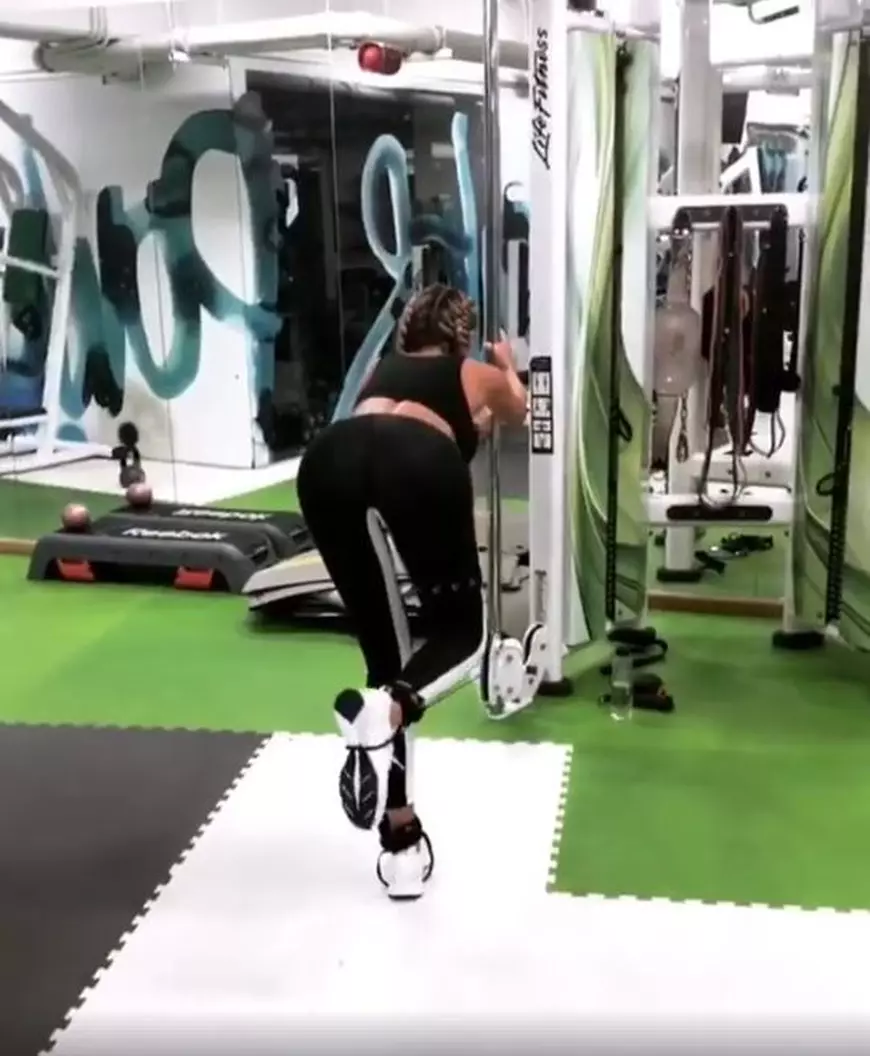 Bianca Drăgușanu trage din greu la sala de sport. Ipostaze sexy la antrenamente | VIDEO